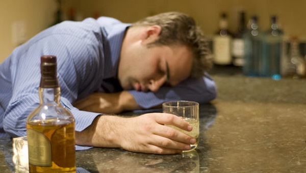 Специалисты-неврологи предупреждают: выпивая, нельзя терять голову
