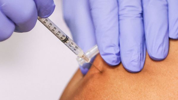 28127 Ученые: у получивших третью дозу вакцины увеличивается уровень антител